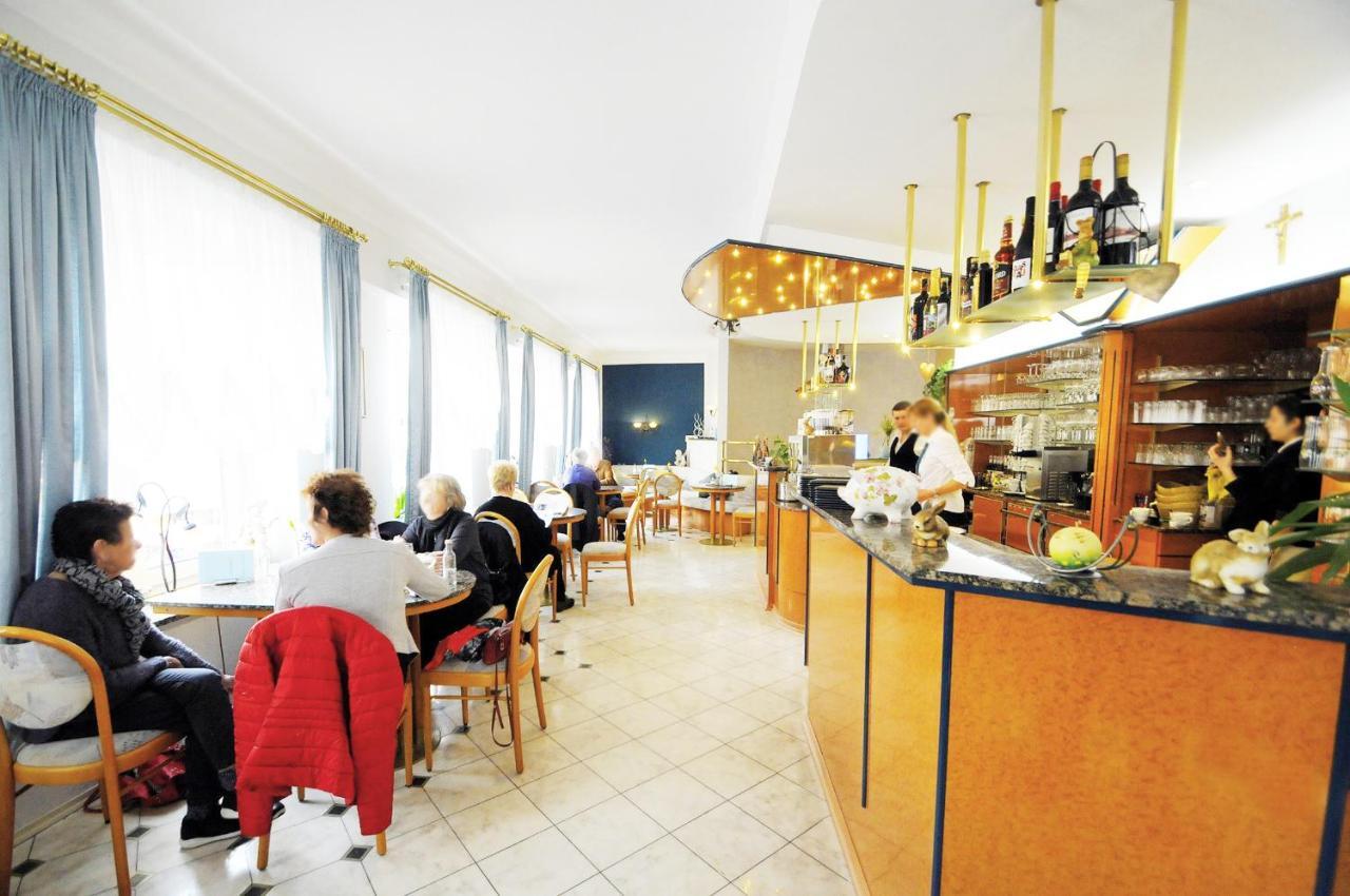 Cafe Am Donautor Hotel Kelheim Exterior foto